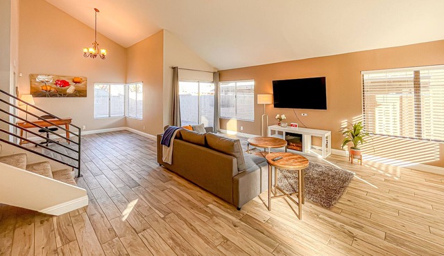 Beautiful Remodeled 4 b3b home minutes to strip