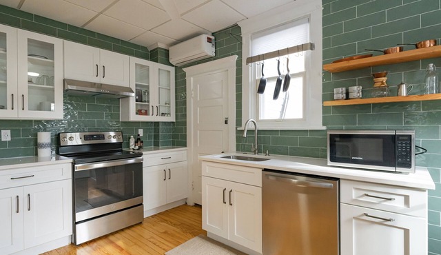 Beautiful Remodeled Downtown Frederick Cottage (Pet-Friendly)
