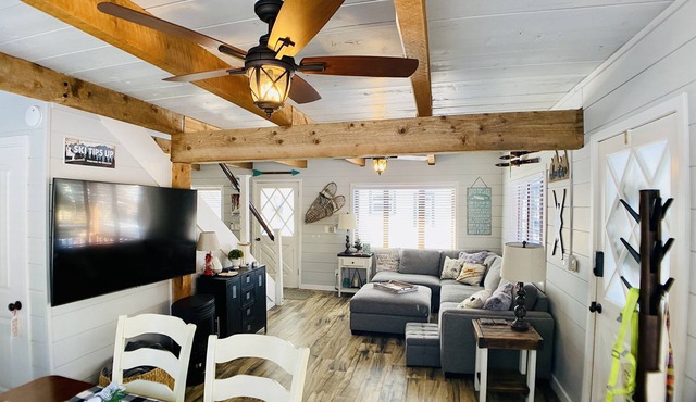Beautiful Remodeled Dog-Friendly In-Town 3/2 Cabin