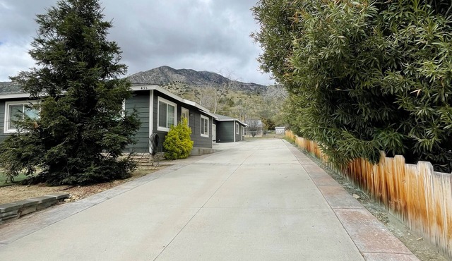 BEAUTIFUL, REMODELED HOME WITH EASY ACCESS TO LAKE AND RIVER - PET FRIENDLY