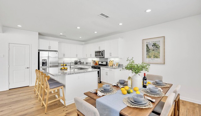 Beautiful Remodeled Home Perfect for Friends/Families Close 2 Airports