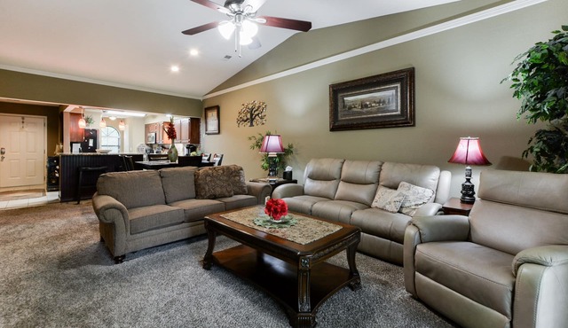 Beautiful Remodeled Luxury Condo-Heart of Branson-Indoor Pool-Large & Affordable