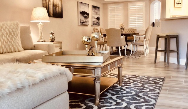 BEAUTIFUL!REMODELED RESORT STYLE CONDO! WALK TO AZ BILTMORE!MTN VIEW!HEATED POOL
