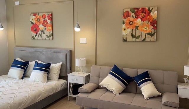 Beautiful Remodeled Studio with canal, city and mountain views