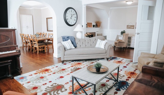 Beautiful remodeled historic Drake Univ home minutes from downtown and all metro