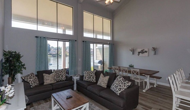 Beautiful Remodeled Luxury Waterfront Property- 3BR/2.5 bath-Sleeps 11!