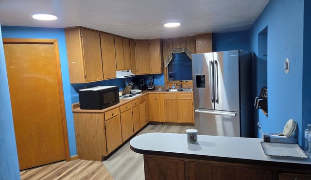 Beautiful Remodelled Suite in Peaceful Hill Top Neighborhood with AC