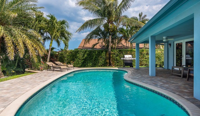 Beautiful Renovated Pool House on the Canal