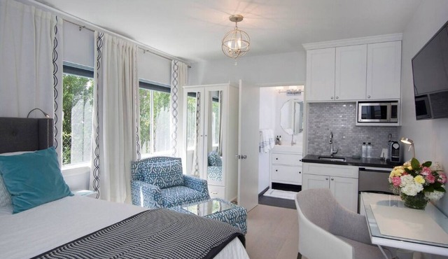 Beautiful renovated studio close to the ocean.