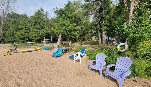 BEAUTIFUL RENOVATED 2 BEDROOM INDIRECT WATERFRONT COTTAGE ON LAKE DALRYMPLE