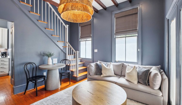 Beautiful Renovated Apartment Near King Street