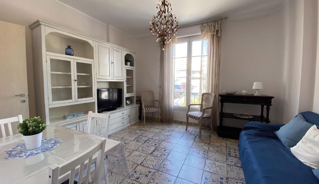 BEAUTIFUL renovated apartment ,NEXT TO THE BEACH ! AIR-C, FREE PARKING!