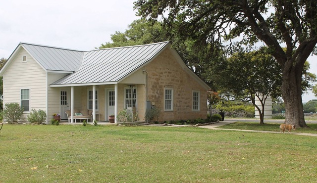 Beautiful Renovated Cottage w/ Shared Pool, Hot Tub & Free Wifi