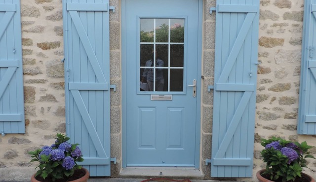 Beautiful renovated penty, in the heart of Ile Tudy, pedestrian lane. Wireless