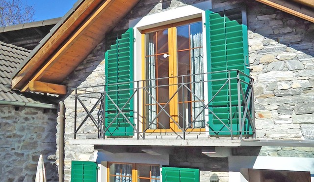 Beautiful, renovated rustico in typical style at the entrance to the Maggia Valley