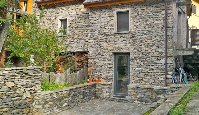 Beautiful, renovated rustico in typical style at the entrance to the Maggia Valley
