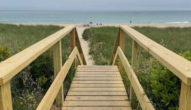 Beautiful renovated Surfside home - bright and welcoming, 200 steps to beach!