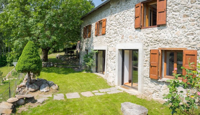 Beautiful renovated stone house with large garden in the heart of the Pyrenees