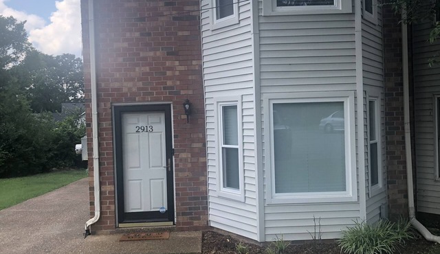 Beautiful renovated townhouse ten mins from downtown