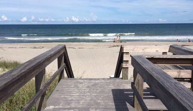 BEAUTIFUL RENOVATED 2BR/2B: Townhouse Steps To The Beach