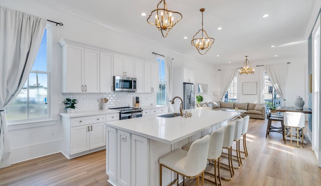 Beautiful Renovated Historic Home with private courtyard, 4 blocks to FQ