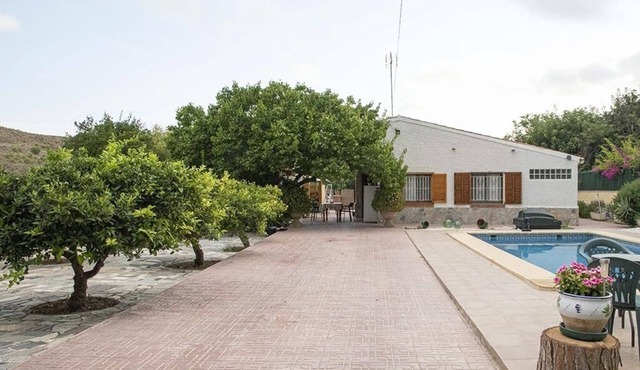 Beautiful renovated villa with private pool on a 1000 m² plot, very quiet.