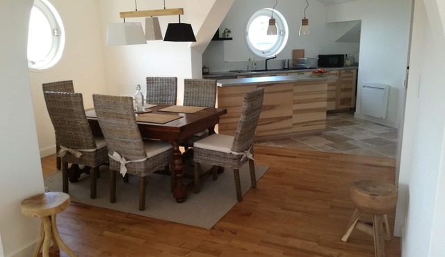 Beautiful residential apartment downtown, quiet, beach and mountain views