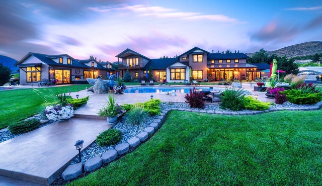 Beautiful Resort Property - Lake front, pool, soaking tub and pool house