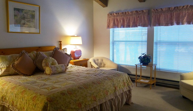 Beautiful Resort Villa Home w Vaulted Ceilings Whirlpool Tub and Ponds/Streams