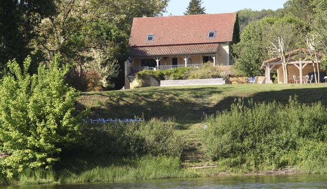 Beautiful restored house with heated Pool and direct Dordogne river acces.