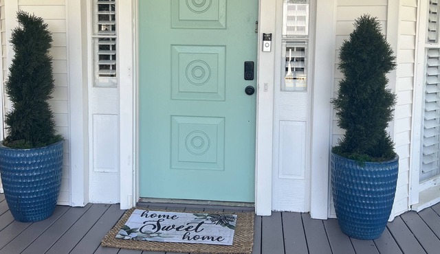 Beautiful restored Bungalow just two blocks off interstate 75