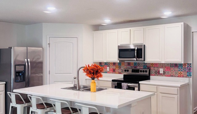 Beautiful retreat 25 min from Pensacola Beach and 35 min from Navarre Beach