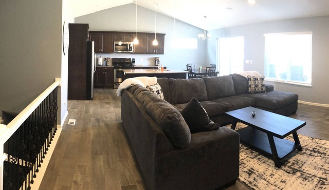 Beautiful retreat for multi-family fun - 1 mile from Lost Island Amusement Park!