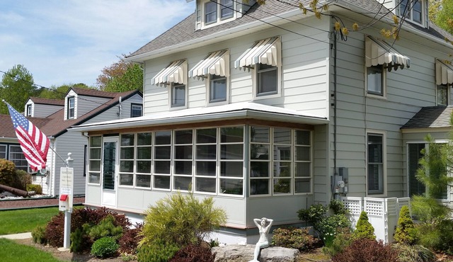 Beautiful Retreat Located in Rock Hall - walk to everything!