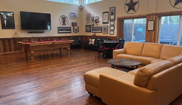 Beautiful retreat next to National Forest close to Houston and College Station