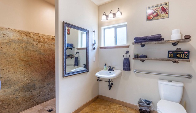 Beautiful retreat on Hat Creek, Fire Pits ,Fishing, 15 min to Lassen park