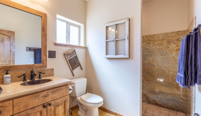 Beautiful retreat on Hat Creek, Fire pits, Fishing and 15 min. from Lassen Park