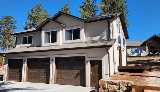Beautiful retreat 2 miles from downtown Woodland Park - Sleeps 4