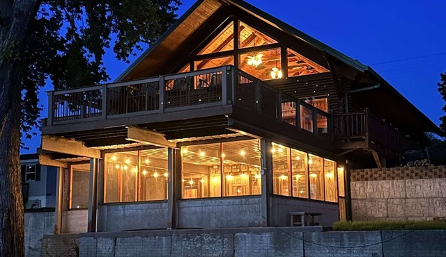 Beautiful riverfront log cabin home in Prairie du Chien