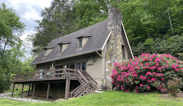 Beautiful River & Creekfront Chalet near Waynesville & GSMNP! Fast Free WiFi!