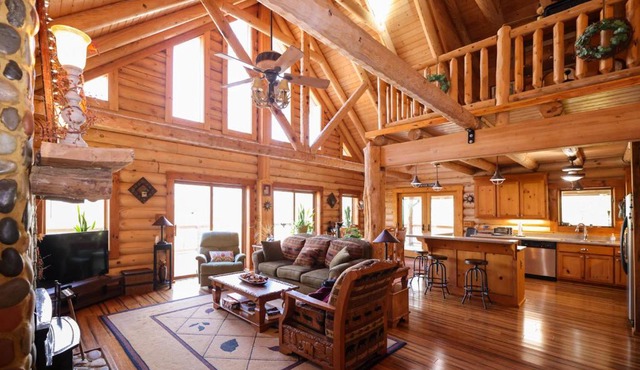 Beautiful River-Front Log Cabin Near Williamsburg