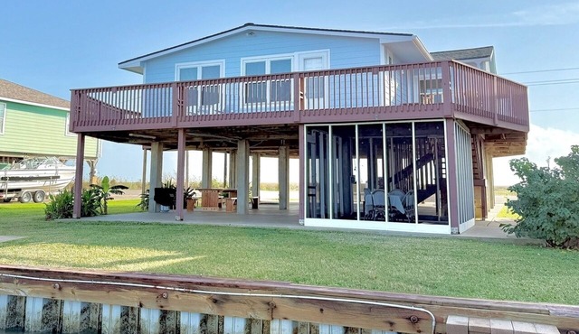 Beautiful River House w/lighted fishing pier