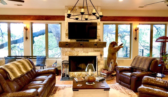 Beautiful River House-King Bed-Spacious Patio and Hot tub overlooking Lake