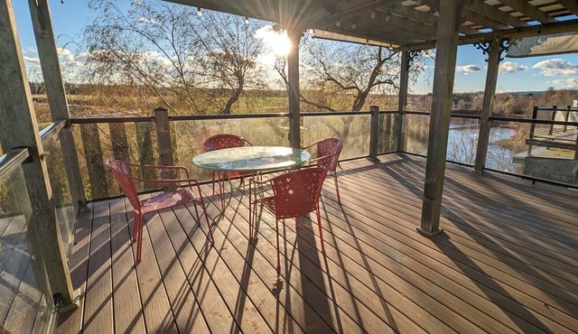 Beautiful River View Apartment in Wine Country