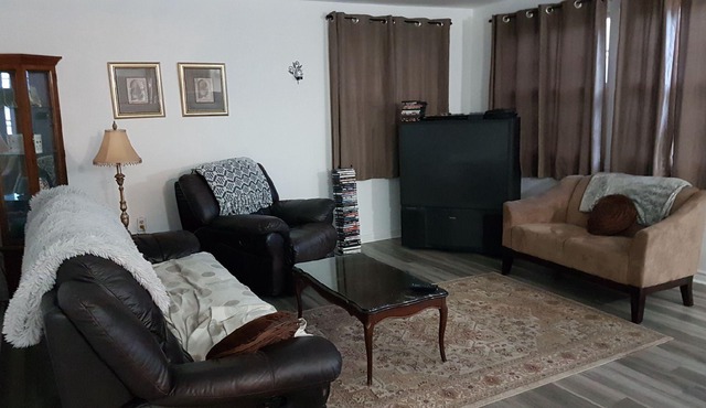BEAUTIFUL RIVERFRONT HOUSE FOR RENT BOATING AND SKI SEASON
