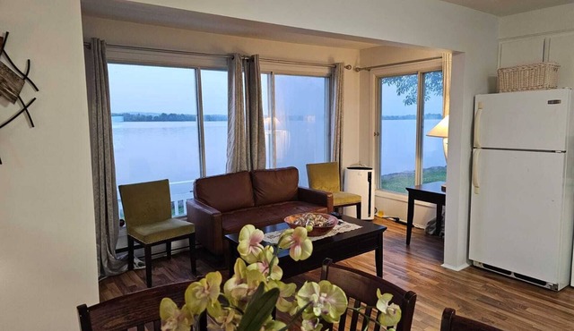 Beautiful riverfront cottage with dream views