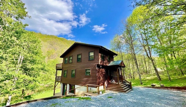 Beautiful Riverfront Cabin located on New River, Wi-Fi, Pool Table