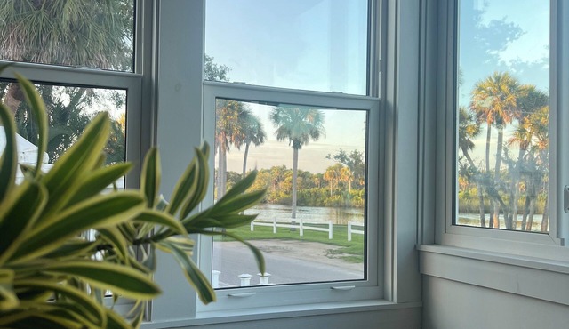 Beautiful Riverfront Escape on the Myakka – Cozy Cottage!