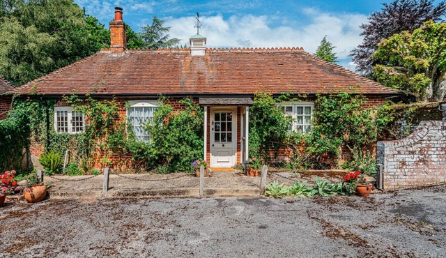 Beautiful Riverside Cottage with Large Garden, 2BR