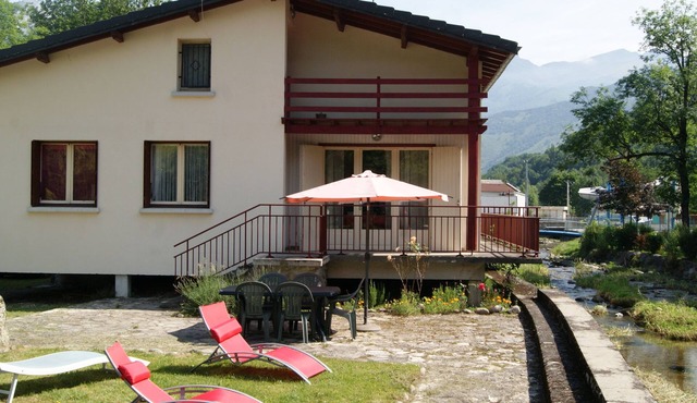 Beautiful riverside house with large grounds (WiFi)